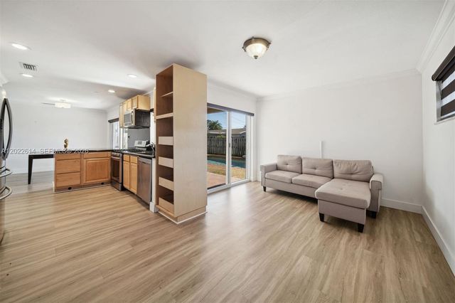 9650 NW 24th St, Sunrise, FL 33322