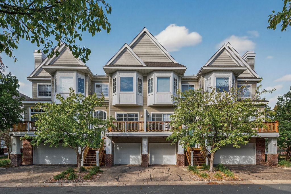 211 Christenson Way NE, Fridley, MN 55432