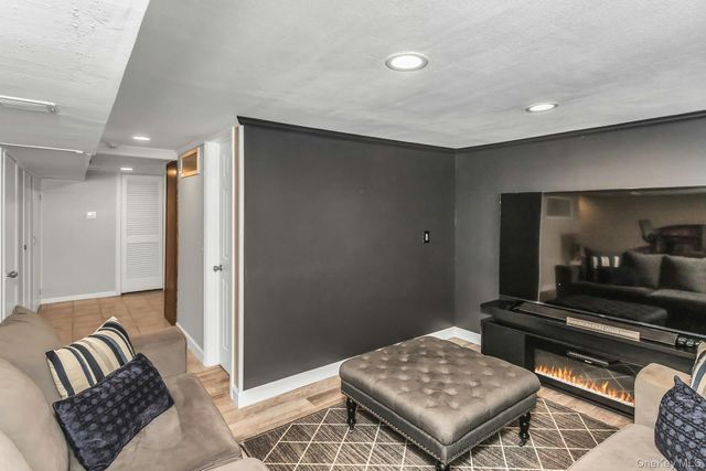 991 Ferngate Drive, Franklin Square, NY 11010