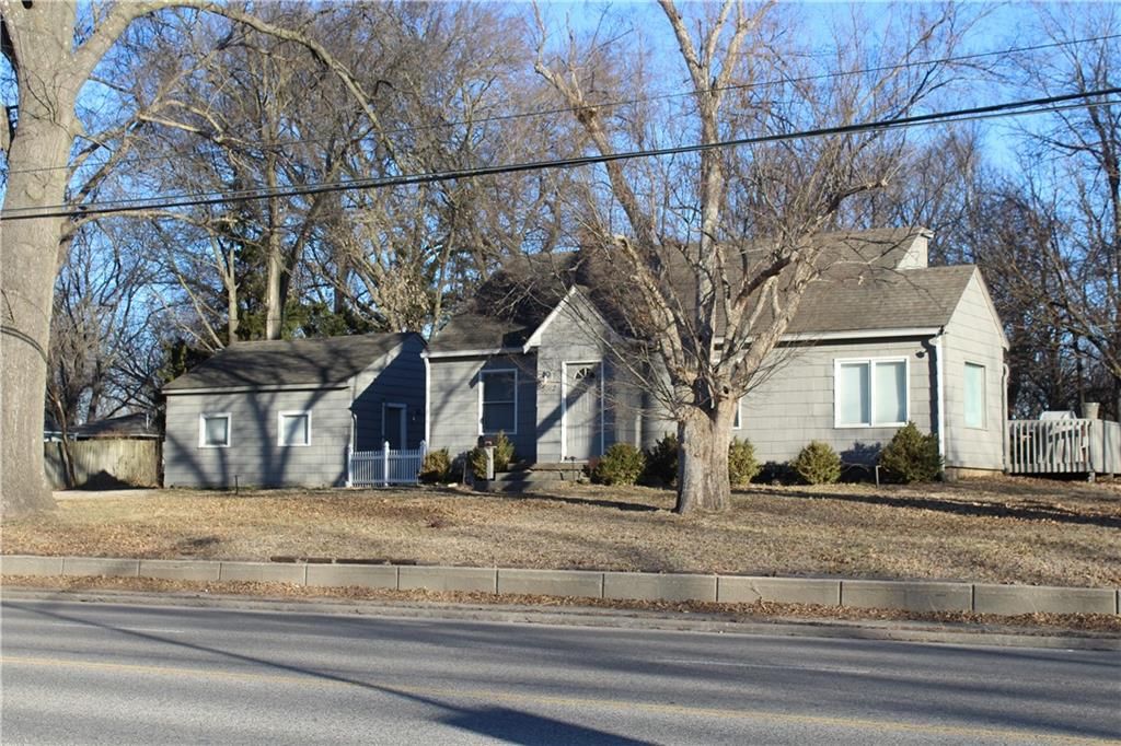 5912 W 75th Street, Overland Park, KS 66208