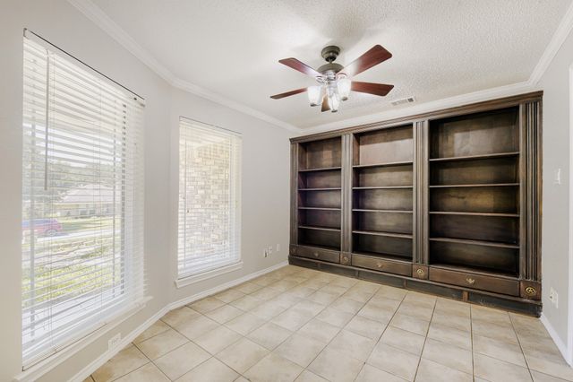 10104 Stoneleigh Drive, Benbrook, TX 76126