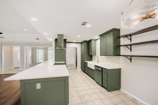 10104 Stoneleigh Drive, Benbrook, TX 76126