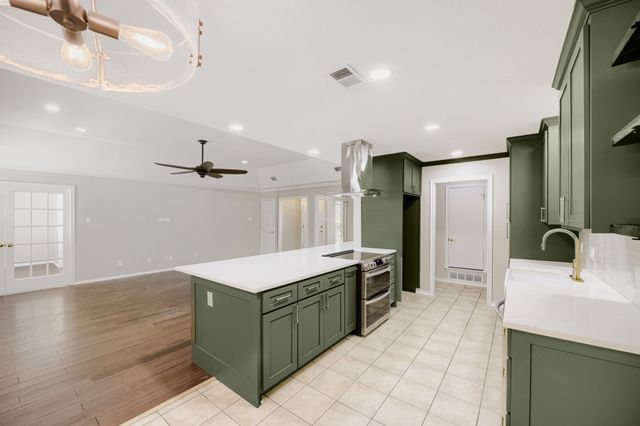 10104 Stoneleigh Drive, Benbrook, TX 76126