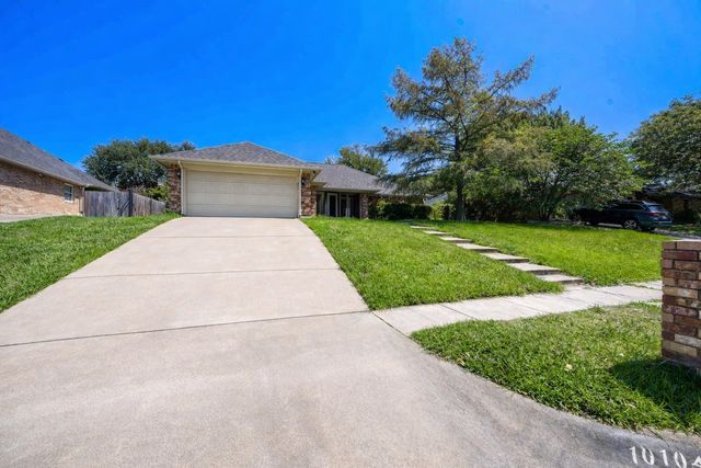 10104 Stoneleigh Drive, Benbrook, TX 76126