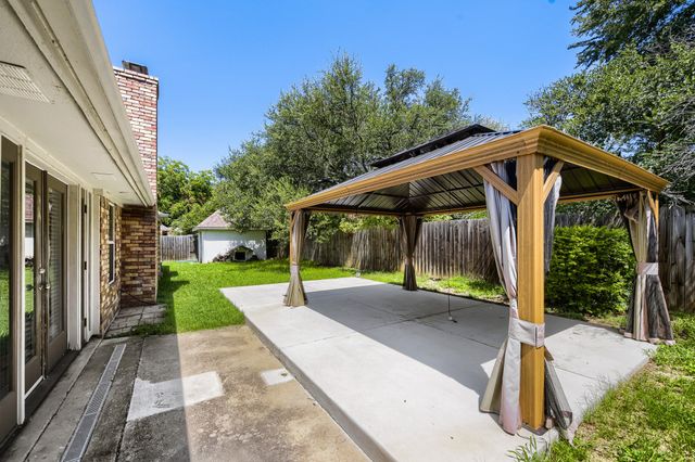 10104 Stoneleigh Drive, Benbrook, TX 76126