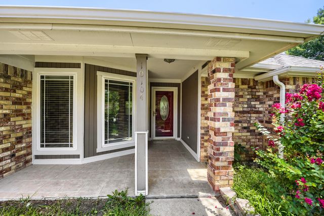 10104 Stoneleigh Drive, Benbrook, TX 76126