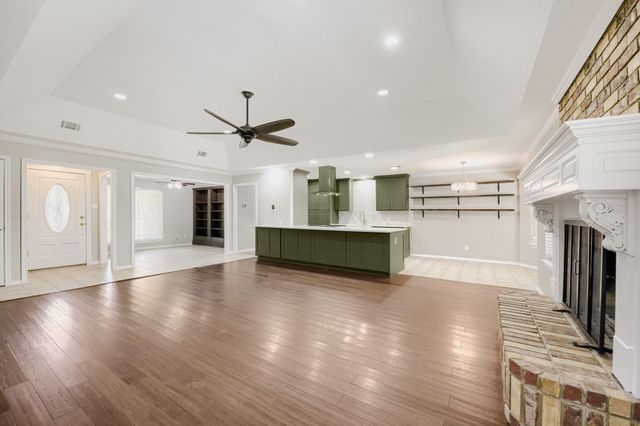 10104 Stoneleigh Drive, Benbrook, TX 76126