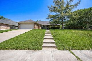 10104 Stoneleigh Drive, Benbrook, TX 76126