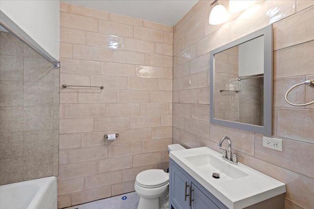 5742 N Milwaukee Avenue 2A, Chicago, IL 60646