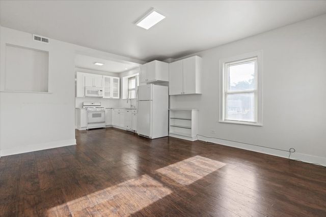 5742 N Milwaukee Avenue 2A, Chicago, IL 60646