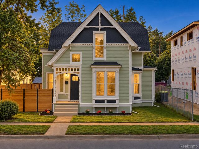 213 W Shiawassee Avenue, Fenton, MI 48430