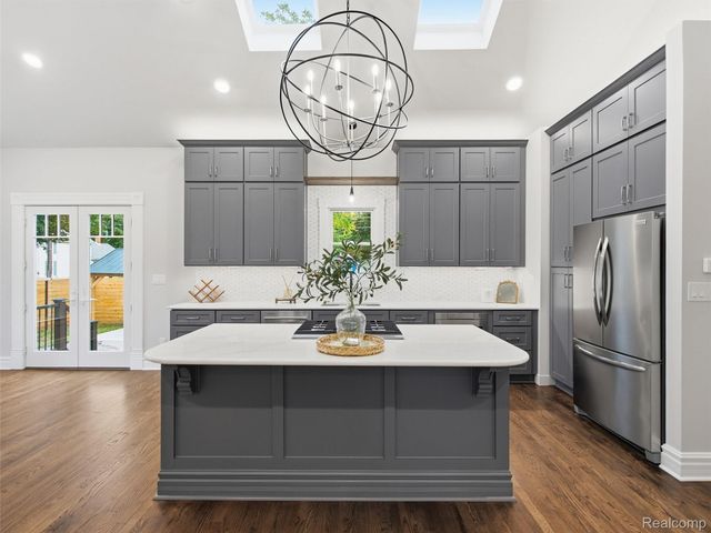 213 W Shiawassee Avenue, Fenton, MI 48430