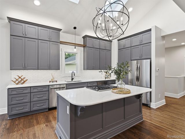 213 W Shiawassee Avenue, Fenton, MI 48430