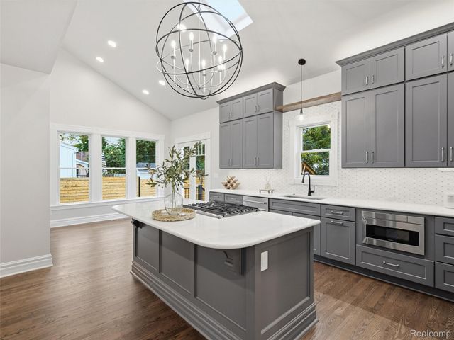 213 W Shiawassee Avenue, Fenton, MI 48430
