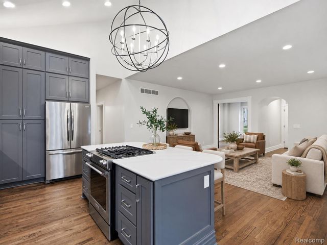 213 W Shiawassee Avenue, Fenton, MI 48430