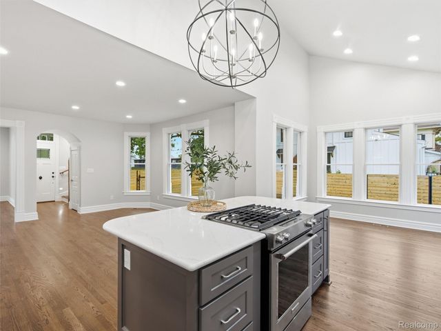 213 W Shiawassee Avenue, Fenton, MI 48430