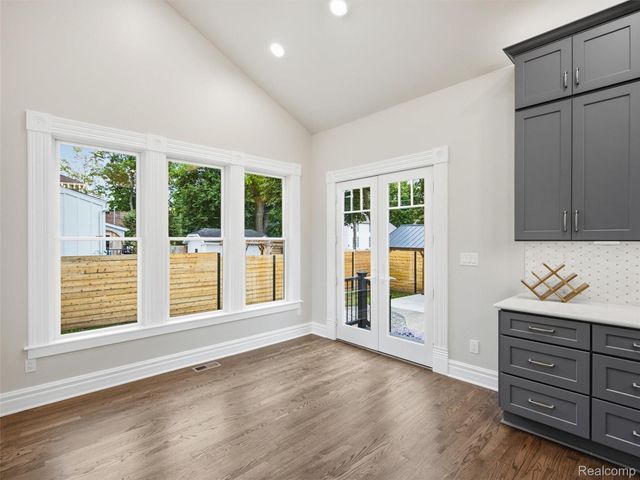 213 W Shiawassee Avenue, Fenton, MI 48430