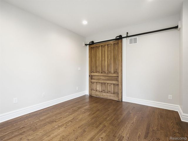213 W Shiawassee Avenue, Fenton, MI 48430