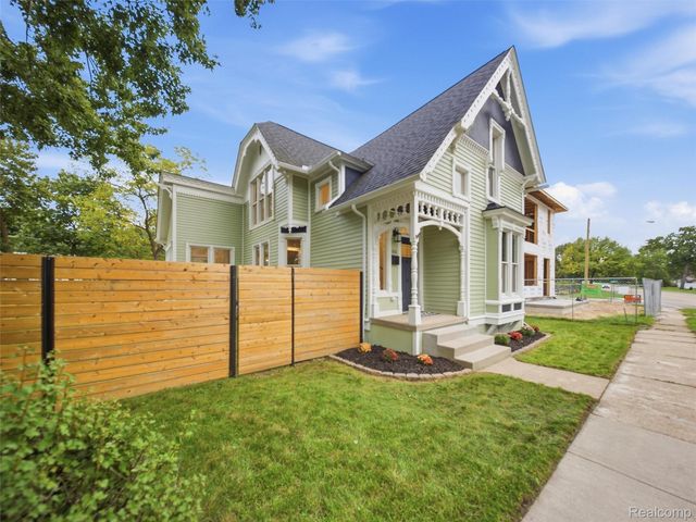213 W Shiawassee Avenue, Fenton, MI 48430