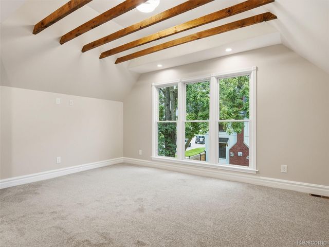 213 W Shiawassee Avenue, Fenton, MI 48430