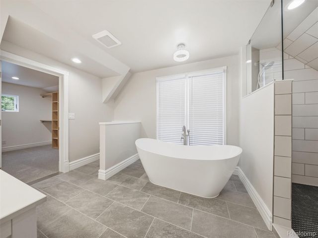 213 W Shiawassee Avenue, Fenton, MI 48430