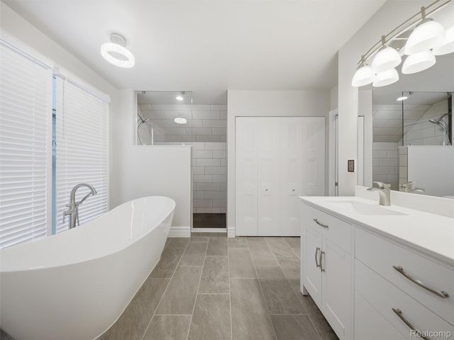 213 W Shiawassee Avenue, Fenton, MI 48430