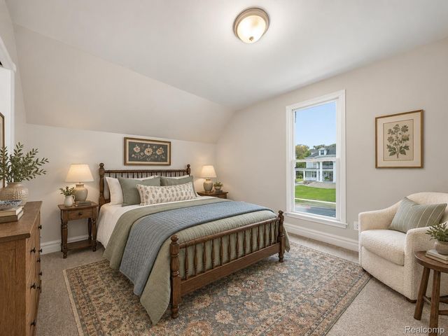 213 W Shiawassee Avenue, Fenton, MI 48430
