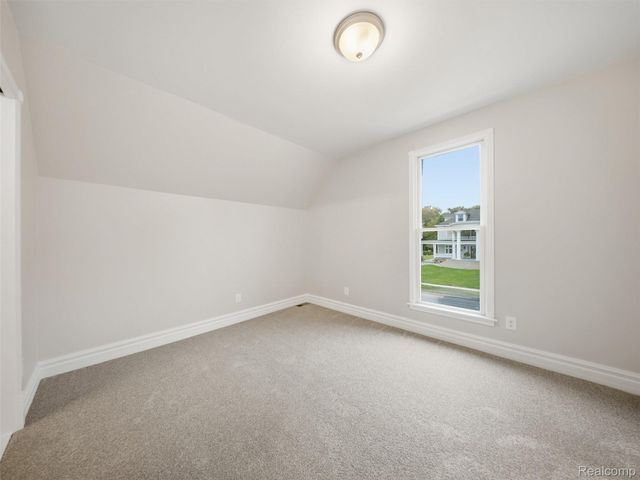 213 W Shiawassee Avenue, Fenton, MI 48430
