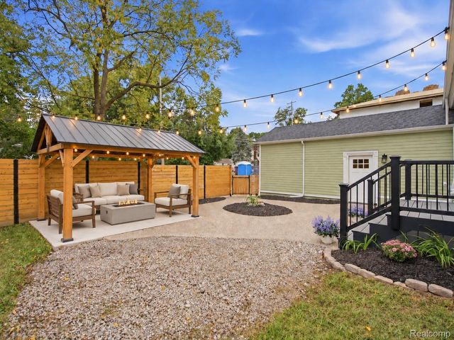 213 W Shiawassee Avenue, Fenton, MI 48430