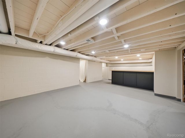 213 W Shiawassee Avenue, Fenton, MI 48430