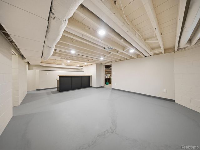 213 W Shiawassee Avenue, Fenton, MI 48430