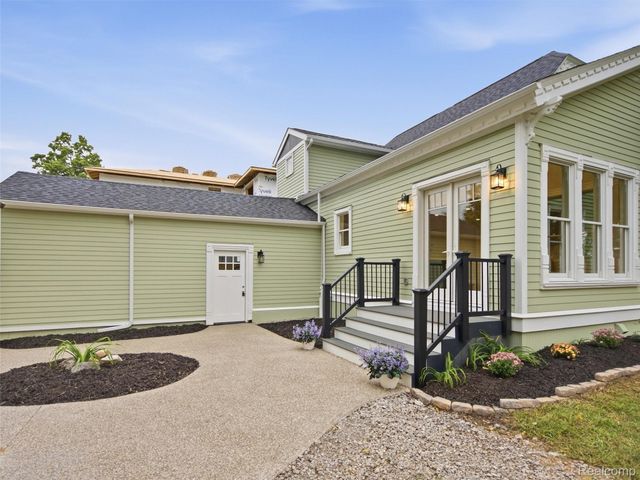 213 W Shiawassee Avenue, Fenton, MI 48430