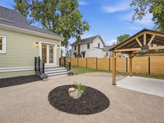 213 W Shiawassee Avenue, Fenton, MI 48430
