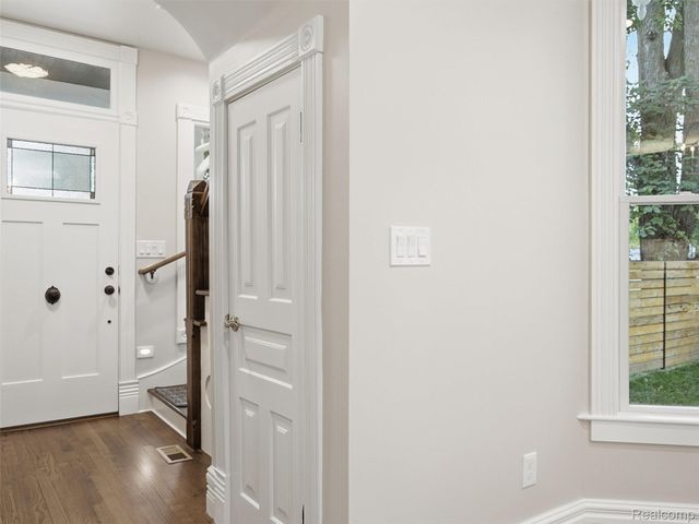 213 W Shiawassee Avenue, Fenton, MI 48430