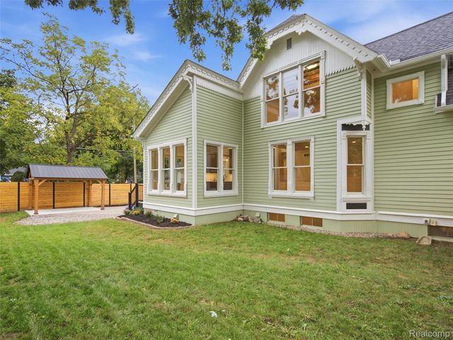 213 W Shiawassee Avenue, Fenton, MI 48430