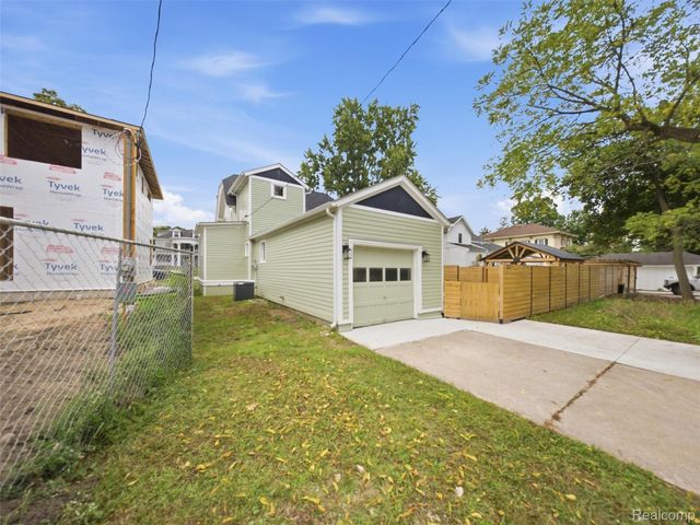 213 W Shiawassee Avenue, Fenton, MI 48430