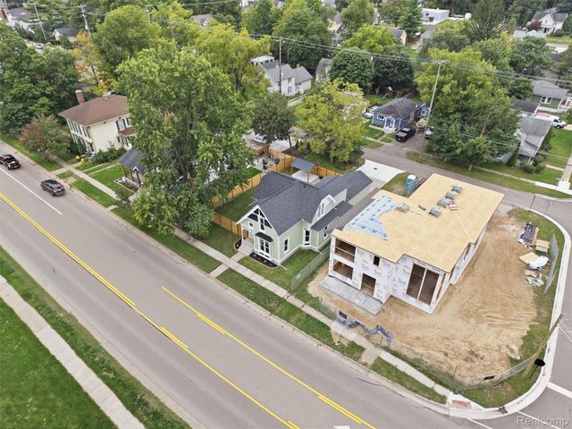 213 W Shiawassee Avenue, Fenton, MI 48430