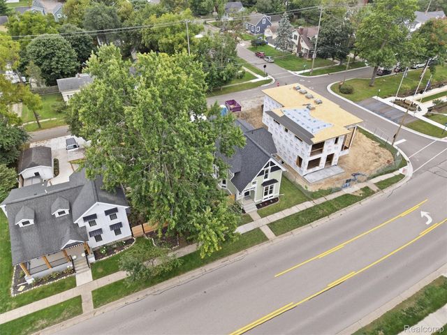 213 W Shiawassee Avenue, Fenton, MI 48430