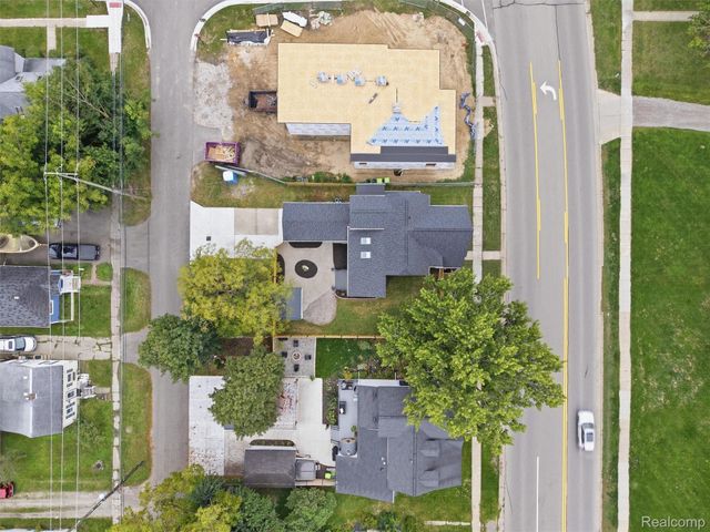 213 W Shiawassee Avenue, Fenton, MI 48430