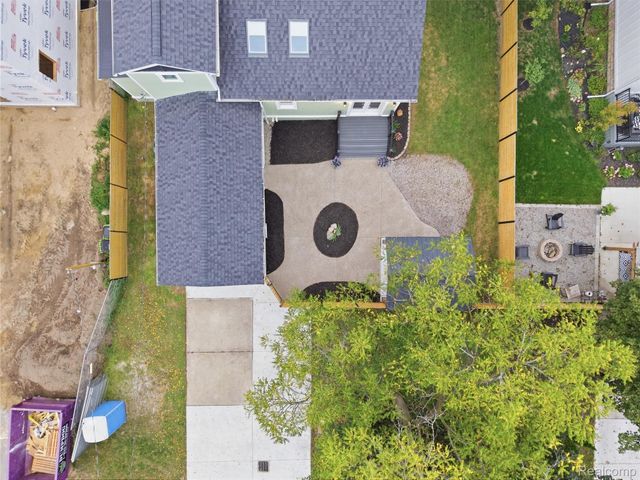 213 W Shiawassee Avenue, Fenton, MI 48430
