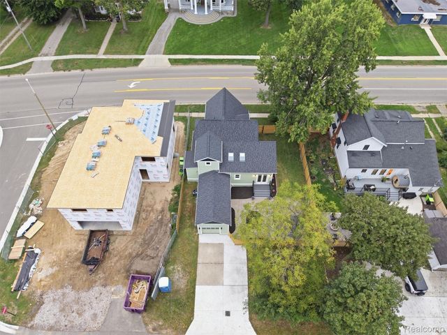 213 W Shiawassee Avenue, Fenton, MI 48430