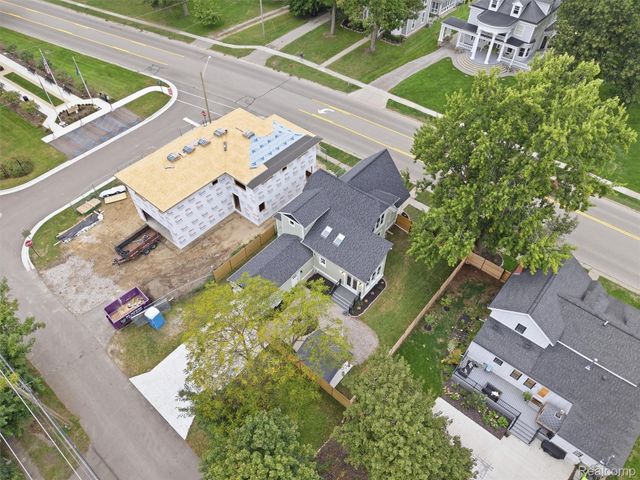 213 W Shiawassee Avenue, Fenton, MI 48430