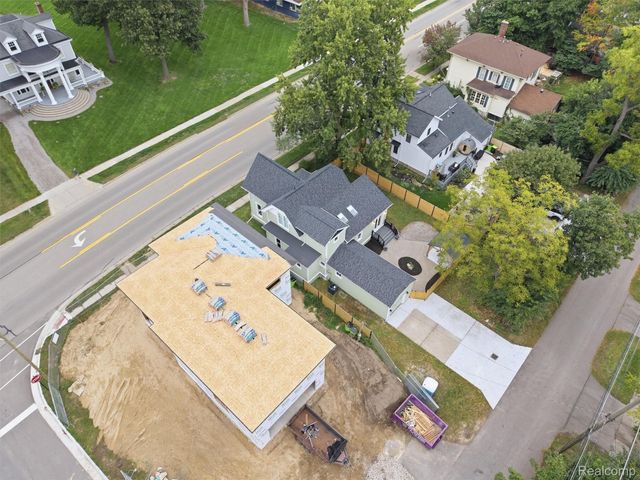 213 W Shiawassee Avenue, Fenton, MI 48430