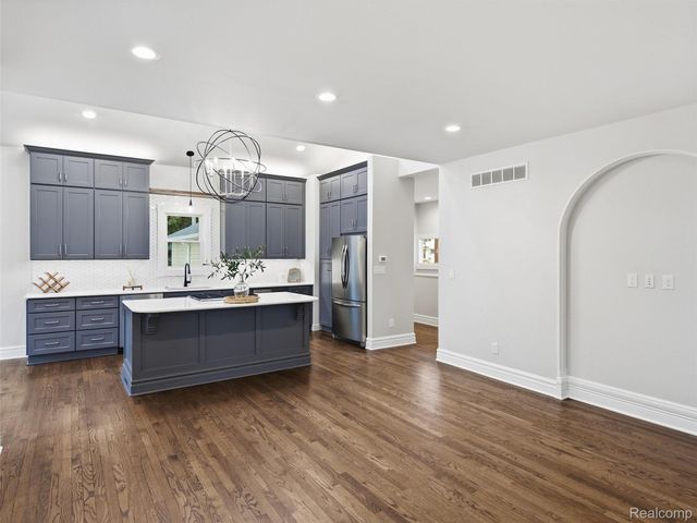 213 W Shiawassee Avenue, Fenton, MI 48430
