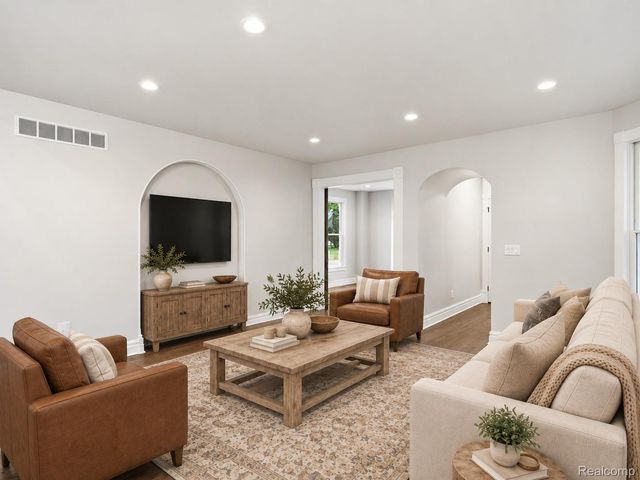 213 W Shiawassee Avenue, Fenton, MI 48430