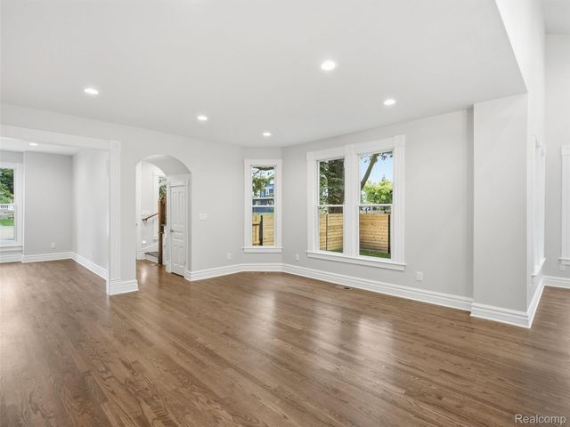 213 W Shiawassee Avenue, Fenton, MI 48430