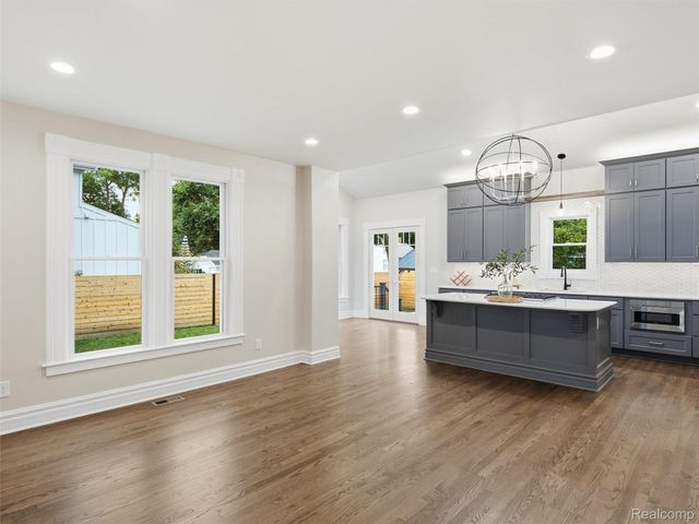 213 W Shiawassee Avenue, Fenton, MI 48430
