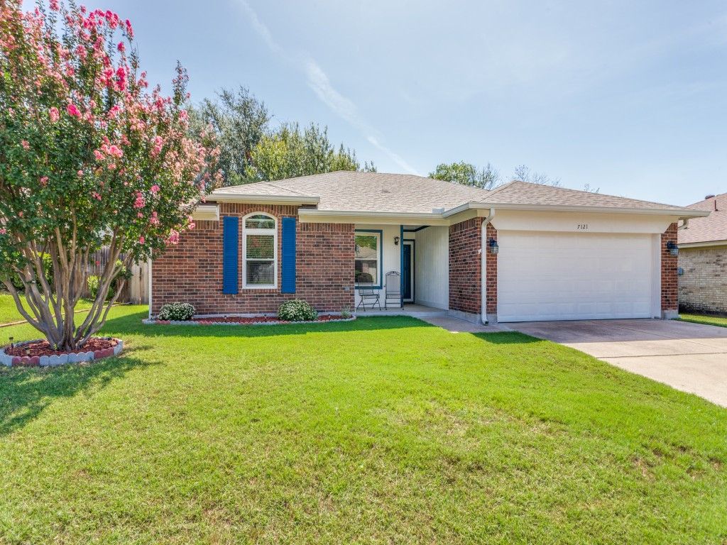7121 Woodhinge Drive, Benbrook, TX 76126