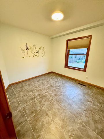 355 Wolf Valley Road, Hiawatha, IA 52233