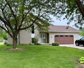 355 Wolf Valley Road, Hiawatha, IA 52233
